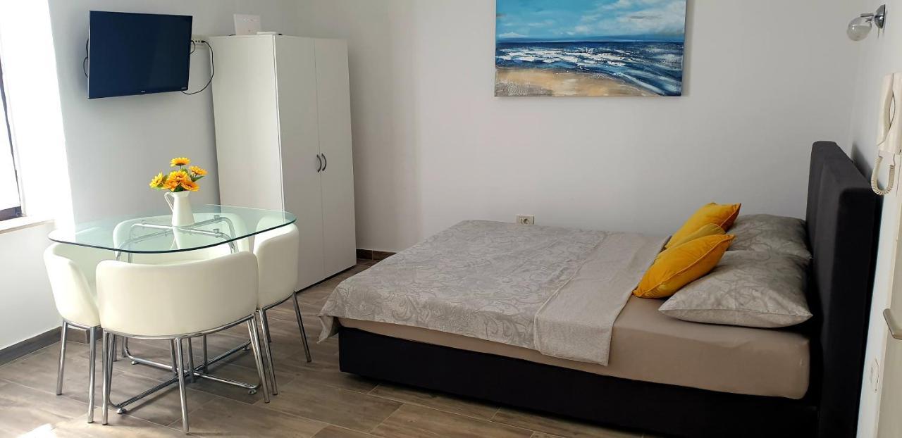 Apartments And Room Vela Senj  Esterno foto