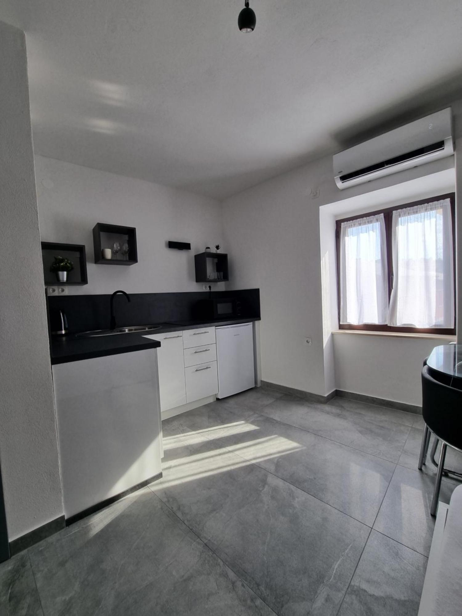 Apartments And Room Vela Senj  Esterno foto